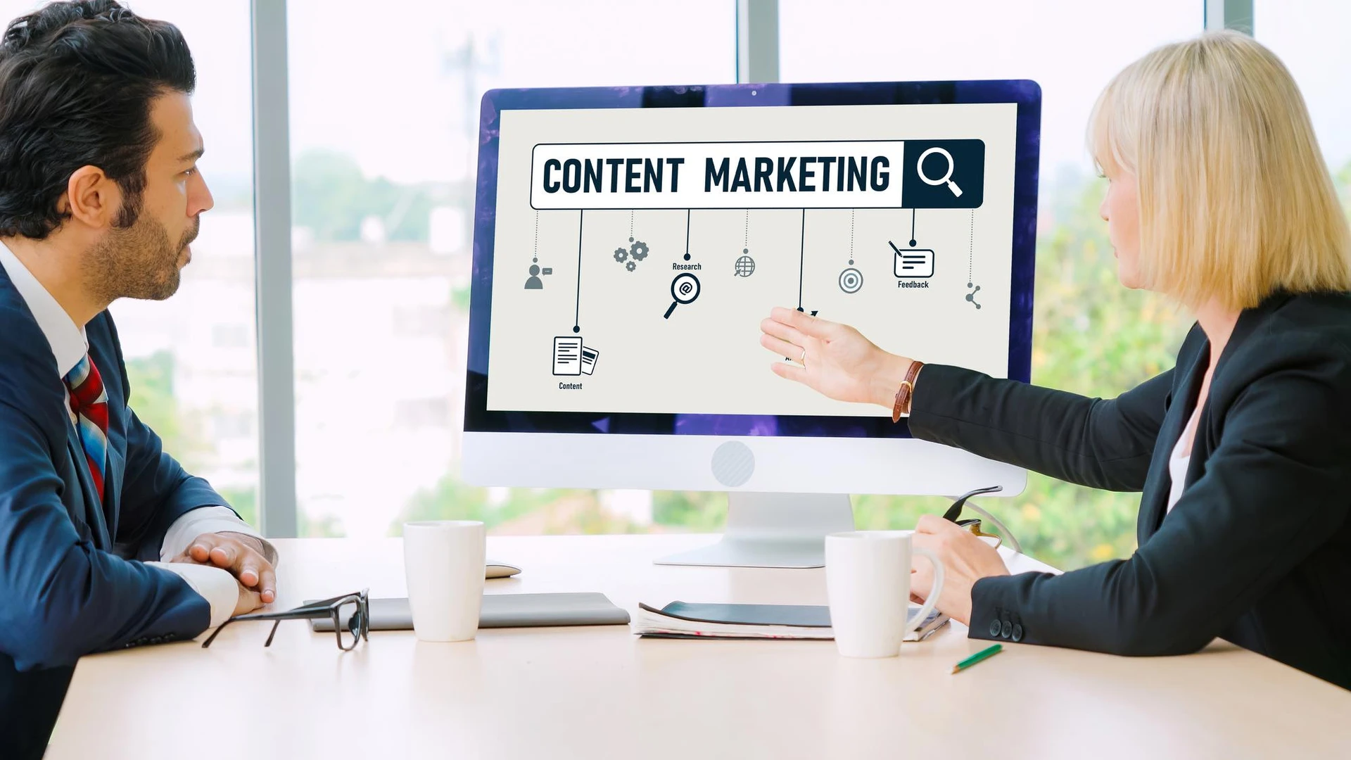 Equipo de marketing B2B planificando contenido para generación de leads