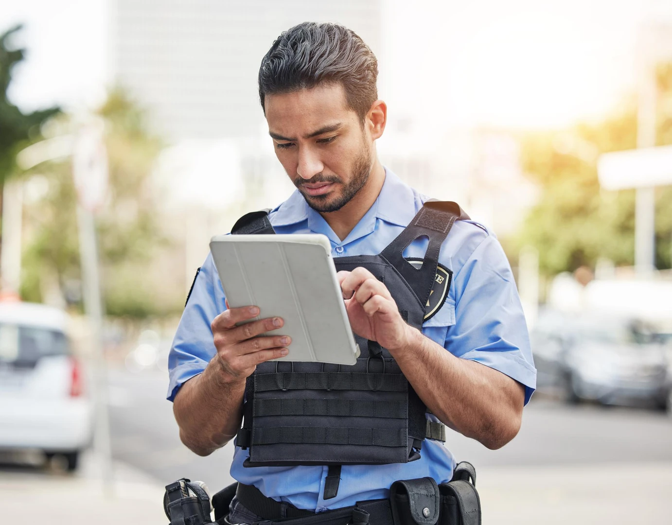 Supervisor de seguridad consultando información de un turno desde una tableta en terreno.
