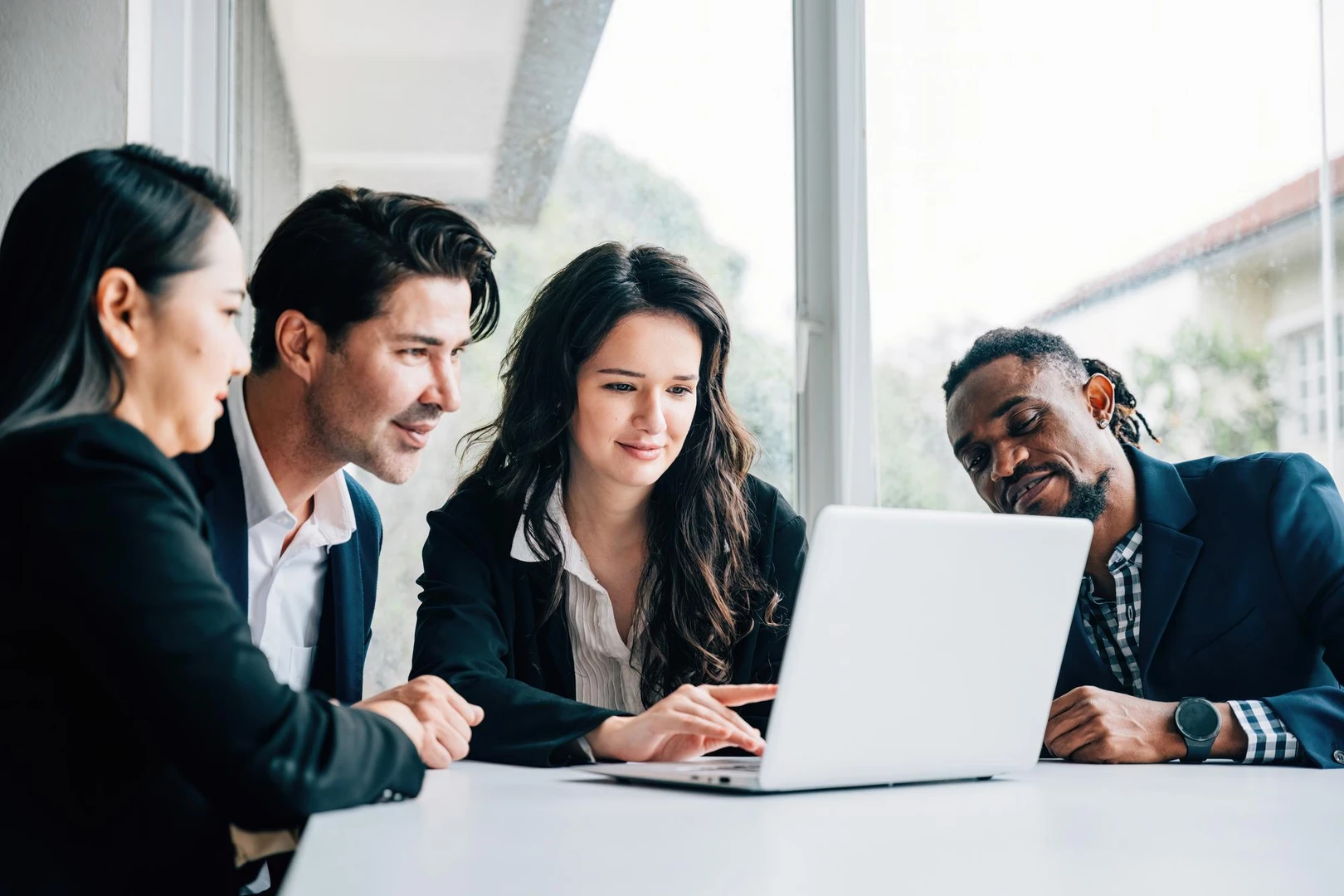 Equipo comercial B2B colaborando con contenido digital en una laptop